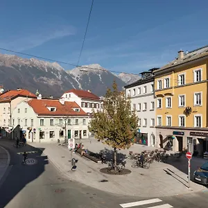 Riesiges Zentrales Mit Parkplatz Austria